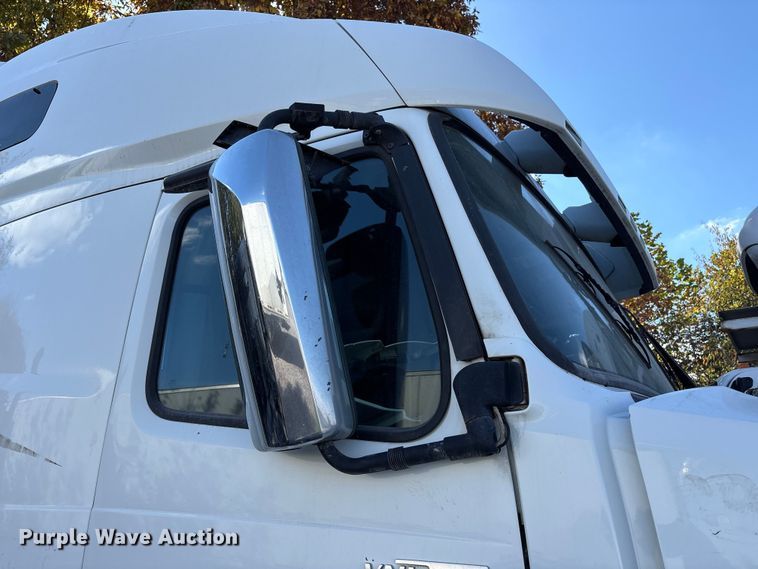 image for item YA1040 2019 Volvo VNL semi truck