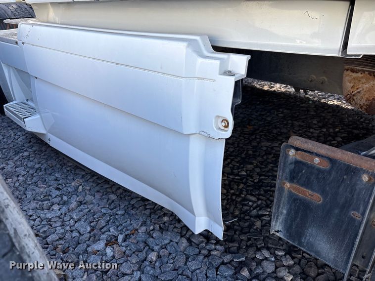 image for item YA1040 2019 Volvo VNL semi truck