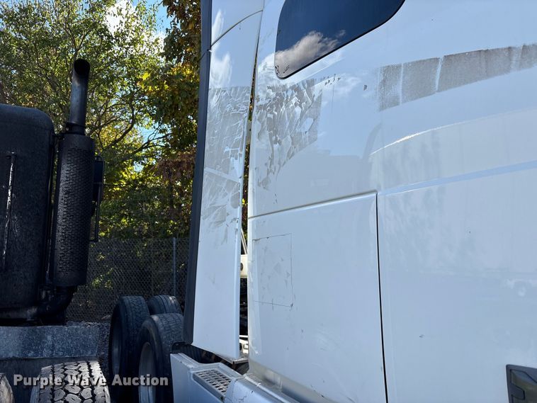 image for item YA1040 2019 Volvo VNL semi truck