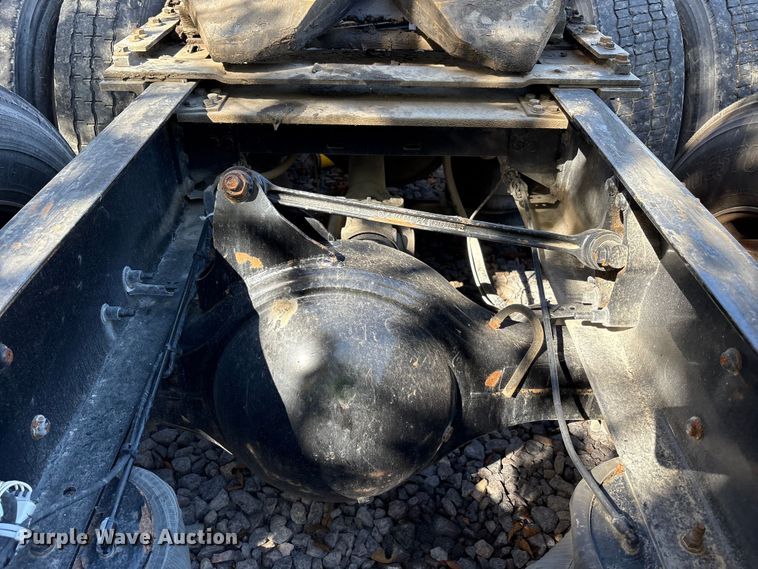 image for item YA1040 2019 Volvo VNL semi truck