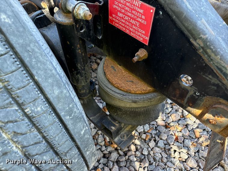 image for item YA1040 2019 Volvo VNL semi truck