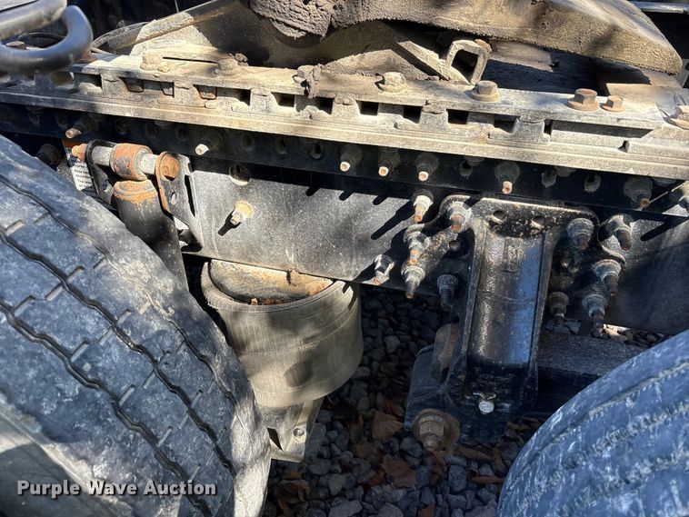 image for item YA1040 2019 Volvo VNL semi truck