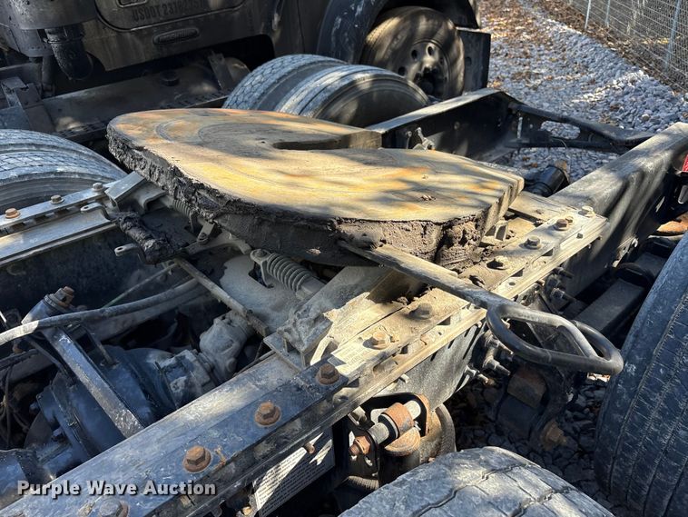 image for item YA1040 2019 Volvo VNL semi truck