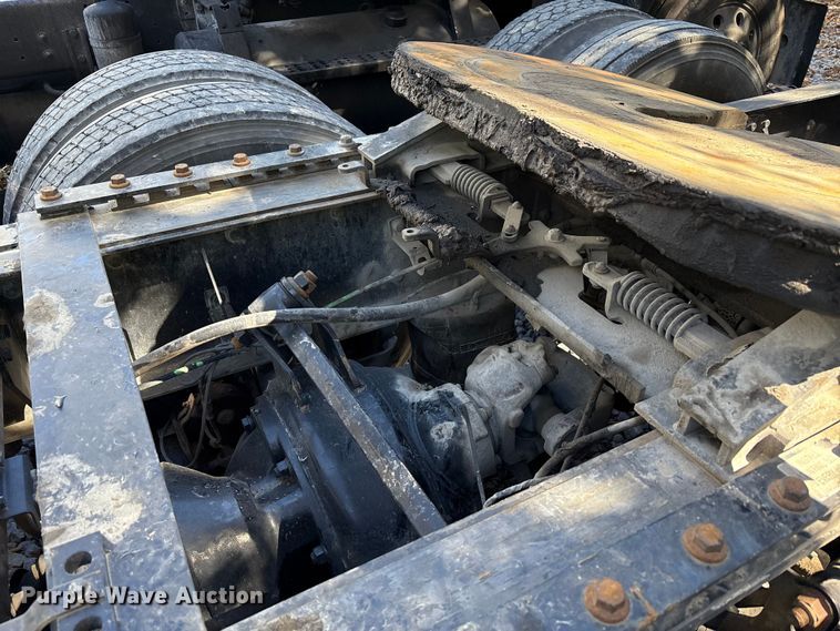 image for item YA1040 2019 Volvo VNL semi truck