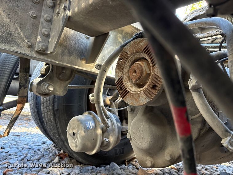 image for item YA1040 2019 Volvo VNL semi truck