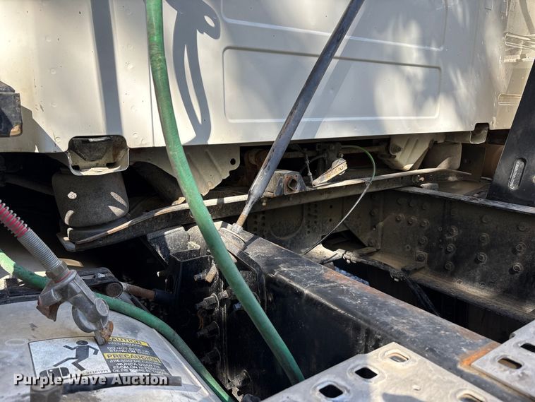 image for item YA1040 2019 Volvo VNL semi truck