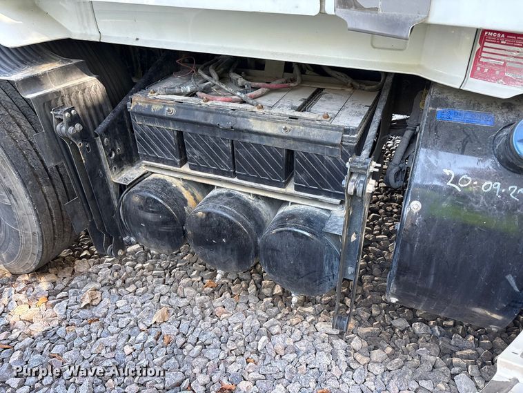 image for item YA1040 2019 Volvo VNL semi truck