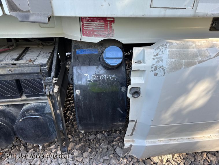 image for item YA1040 2019 Volvo VNL semi truck