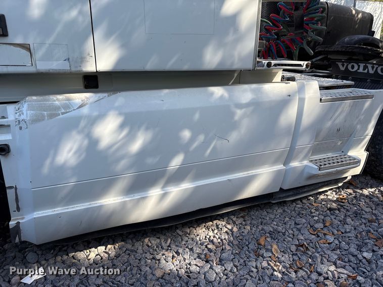 image for item YA1040 2019 Volvo VNL semi truck