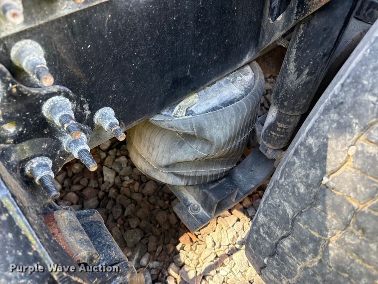 image for item YA1040 2019 Volvo VNL semi truck