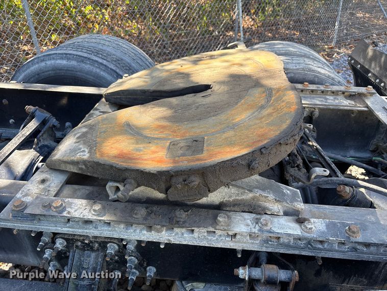 image for item YA1040 2019 Volvo VNL semi truck