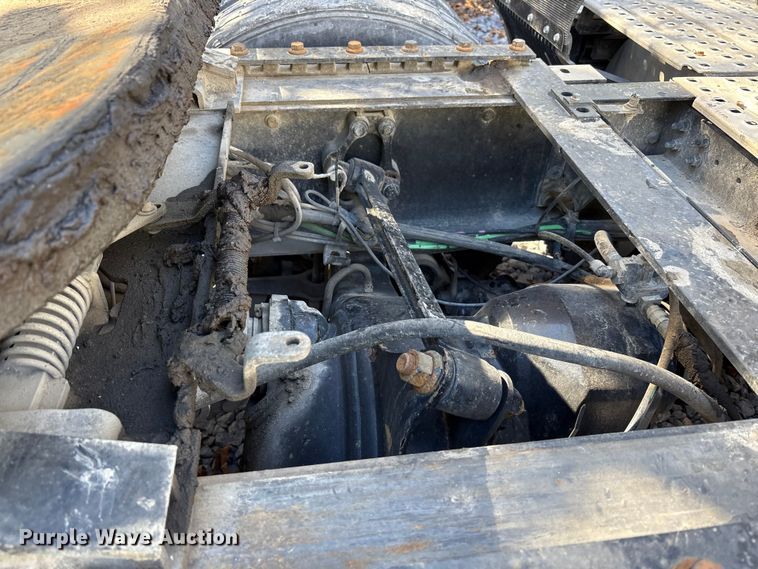 image for item YA1040 2019 Volvo VNL semi truck