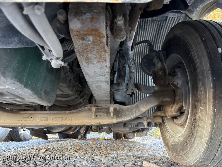 image for item YA1040 2019 Volvo VNL semi truck