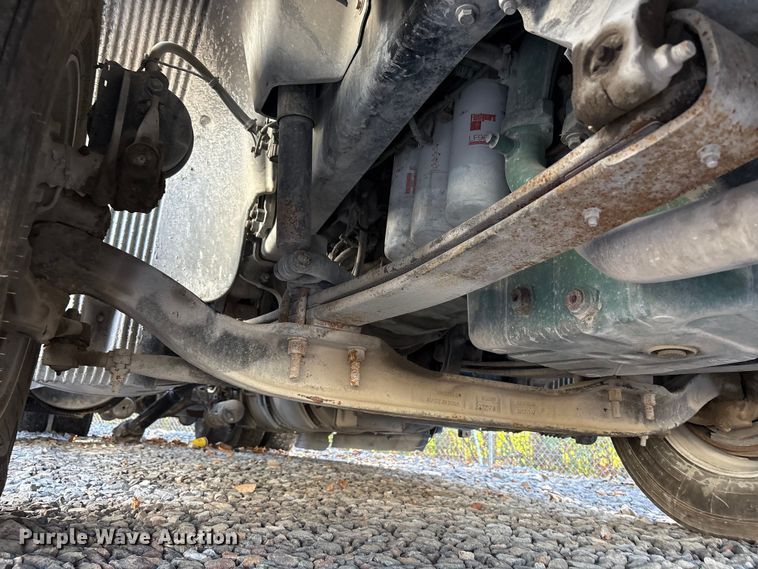 image for item YA1040 2019 Volvo VNL semi truck