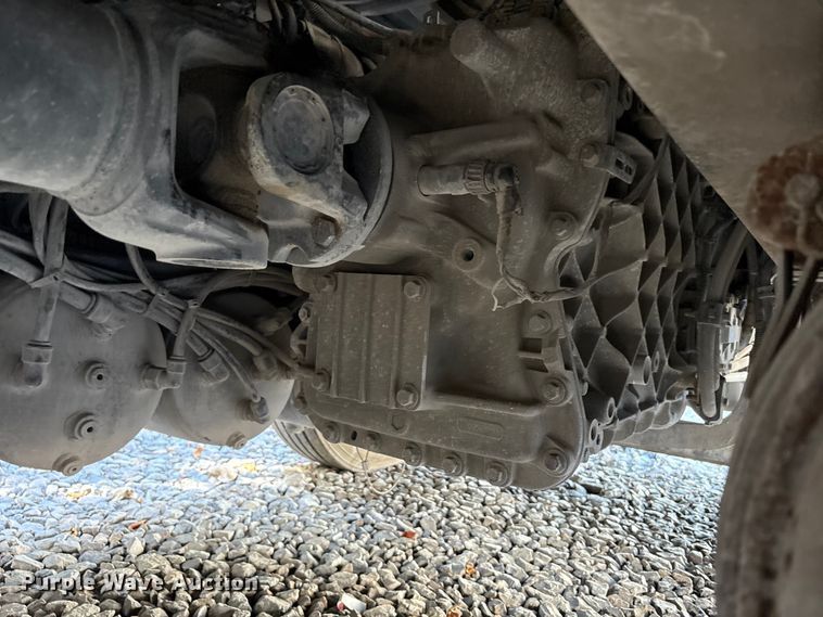 image for item YA1040 2019 Volvo VNL semi truck