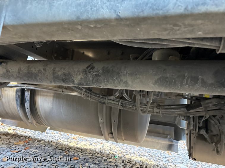 image for item YA1040 2019 Volvo VNL semi truck