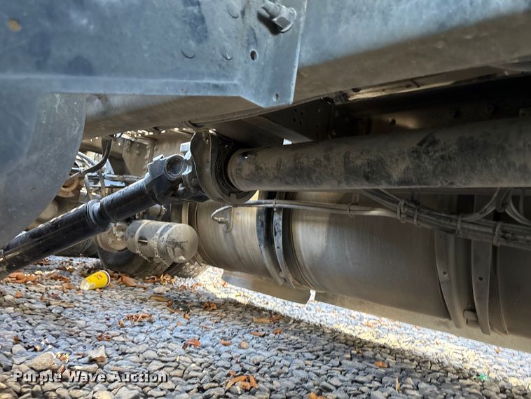 image for item YA1040 2019 Volvo VNL semi truck