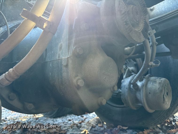 image for item YA1040 2019 Volvo VNL semi truck