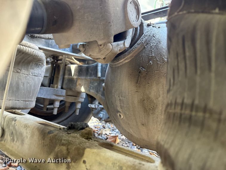 image for item YA1040 2019 Volvo VNL semi truck