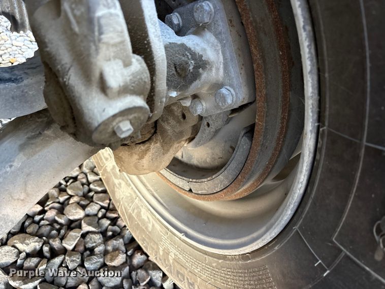 image for item YA1040 2019 Volvo VNL semi truck