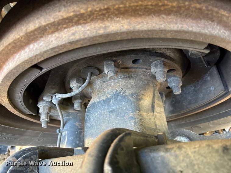 image for item YA1040 2019 Volvo VNL semi truck