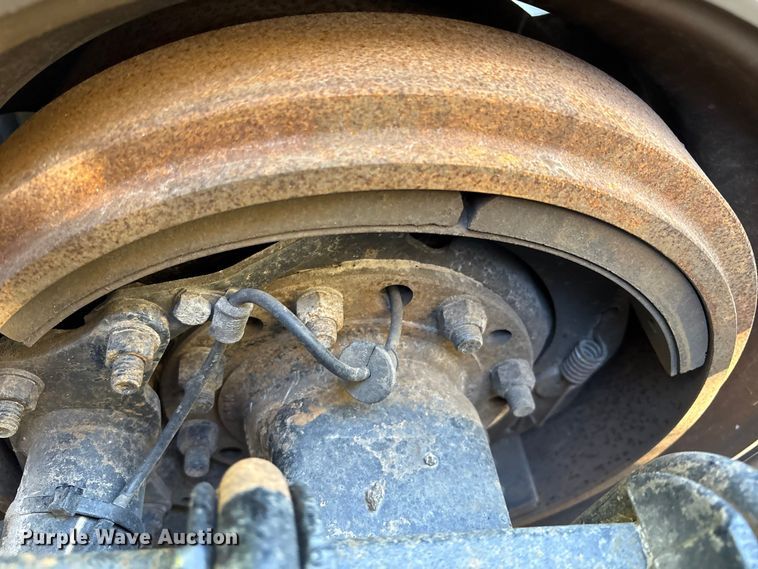 image for item YA1040 2019 Volvo VNL semi truck