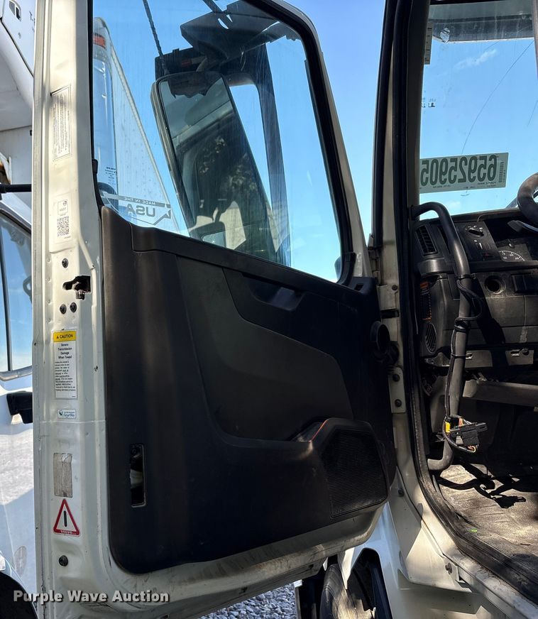 image for item YA1040 2019 Volvo VNL semi truck