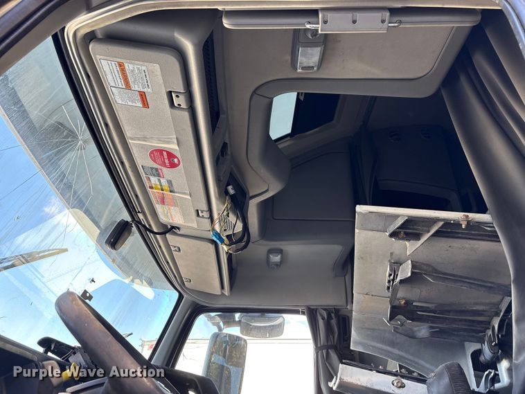 image for item YA1040 2019 Volvo VNL semi truck