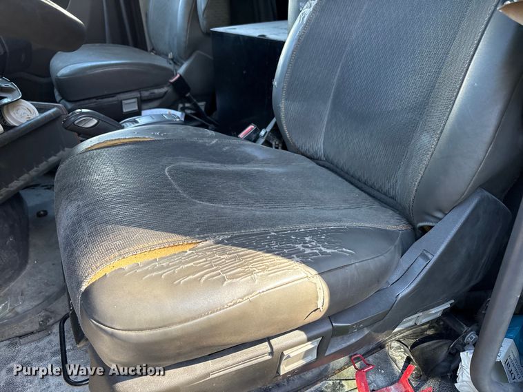 image for item YA1040 2019 Volvo VNL semi truck