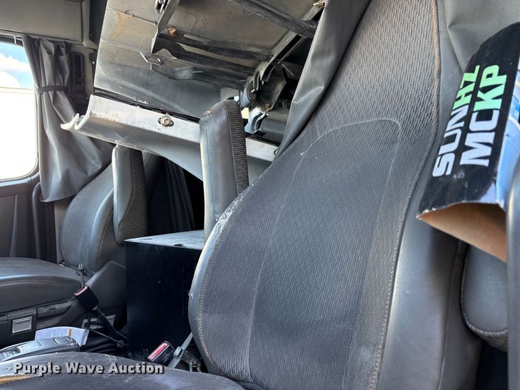 image for item YA1040 2019 Volvo VNL semi truck