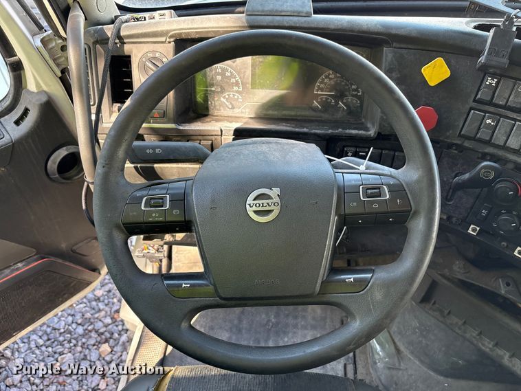 image for item YA1040 2019 Volvo VNL semi truck