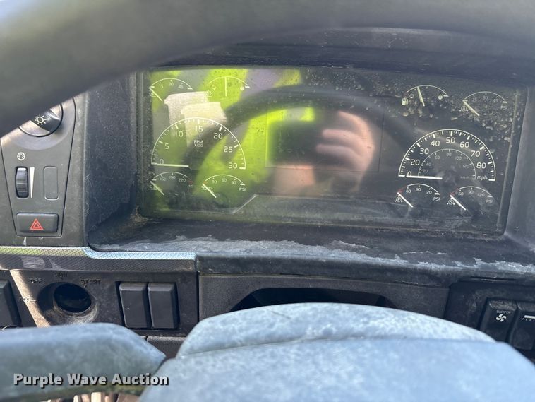 image for item YA1040 2019 Volvo VNL semi truck