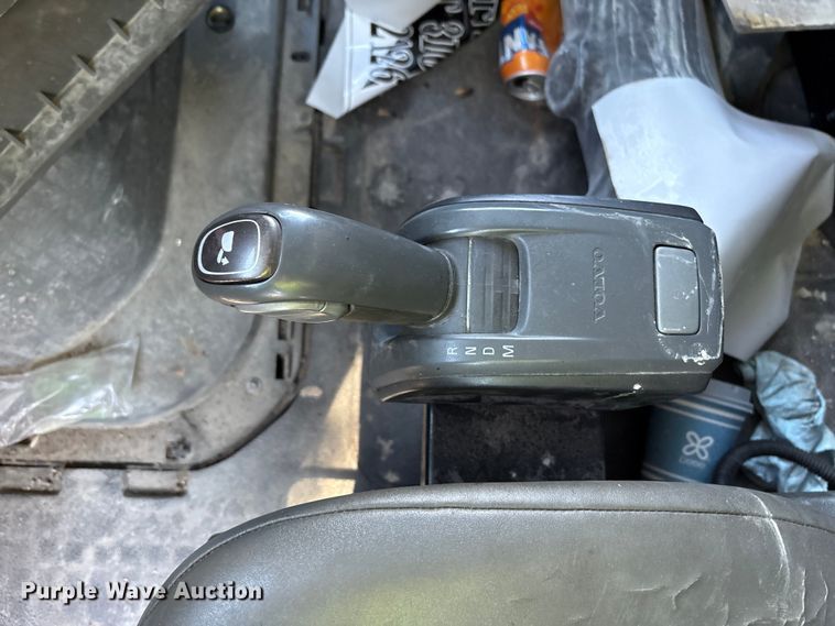 image for item YA1040 2019 Volvo VNL semi truck