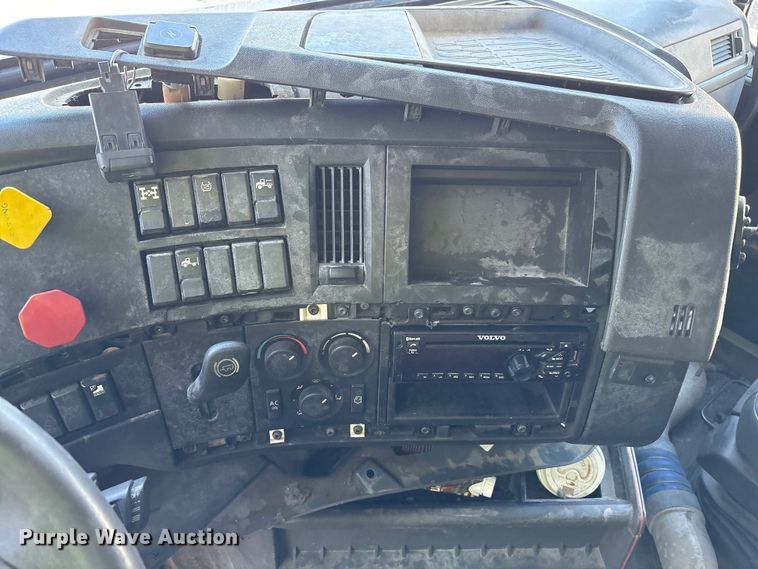 image for item YA1040 2019 Volvo VNL semi truck