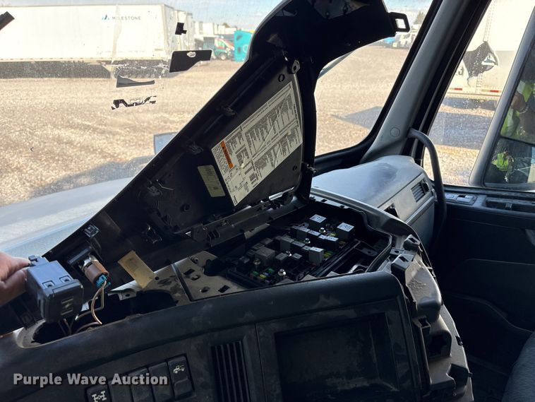 image for item YA1040 2019 Volvo VNL semi truck