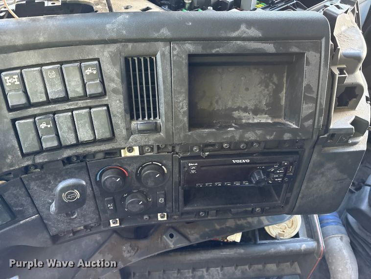 image for item YA1040 2019 Volvo VNL semi truck