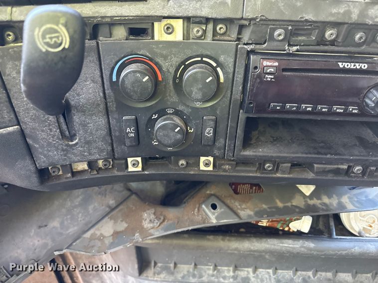 image for item YA1040 2019 Volvo VNL semi truck