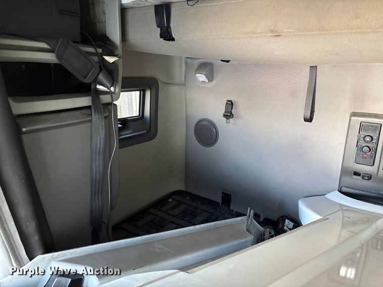 image for item YA1040 2019 Volvo VNL semi truck