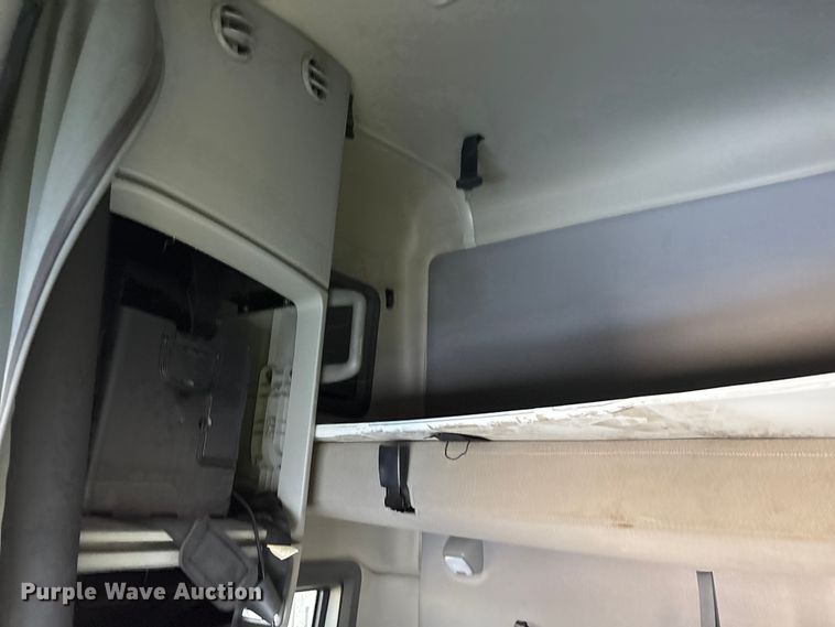 image for item YA1040 2019 Volvo VNL semi truck