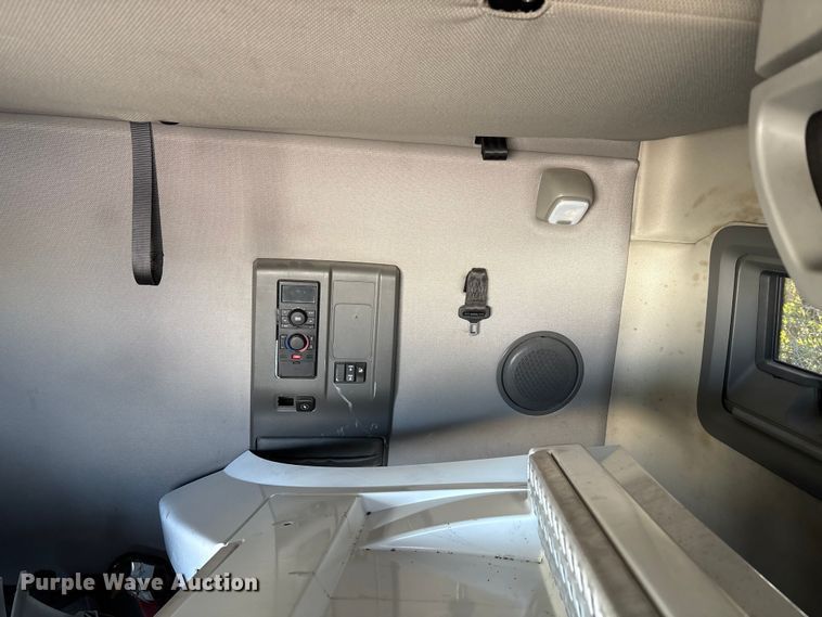 image for item YA1040 2019 Volvo VNL semi truck