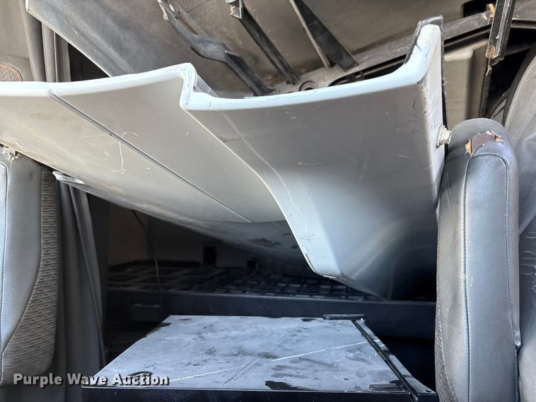 image for item YA1040 2019 Volvo VNL semi truck