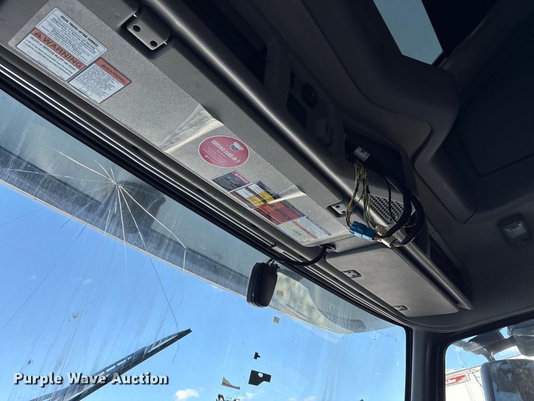 image for item YA1040 2019 Volvo VNL semi truck