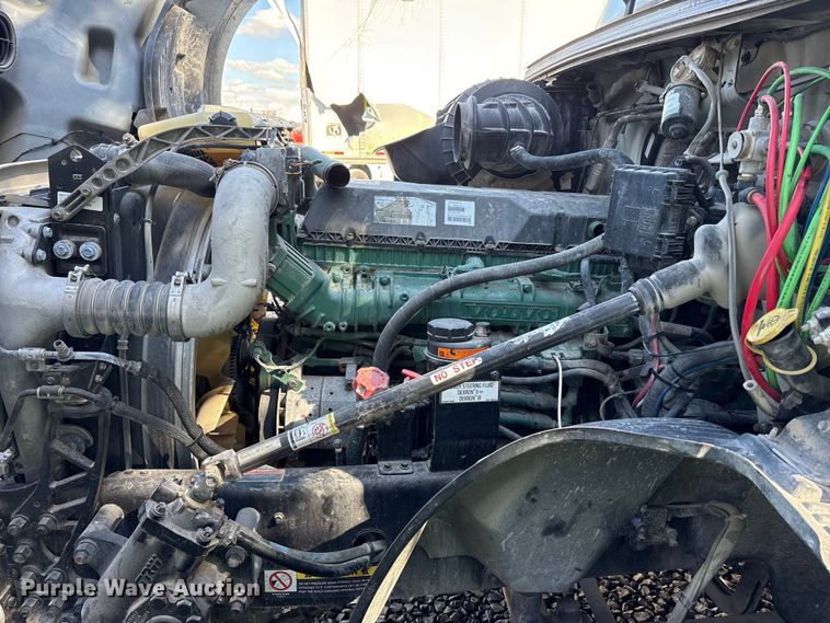 image for item YA1040 2019 Volvo VNL semi truck