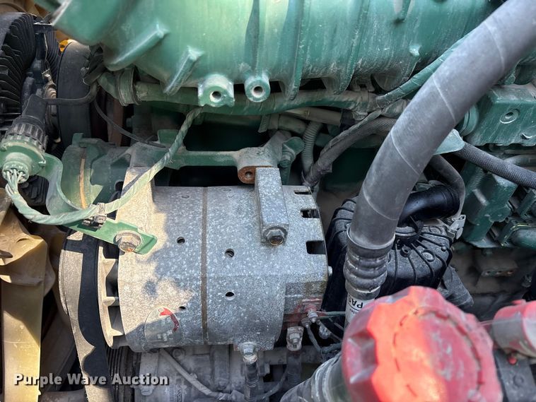 image for item YA1040 2019 Volvo VNL semi truck