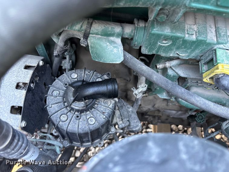 image for item YA1040 2019 Volvo VNL semi truck