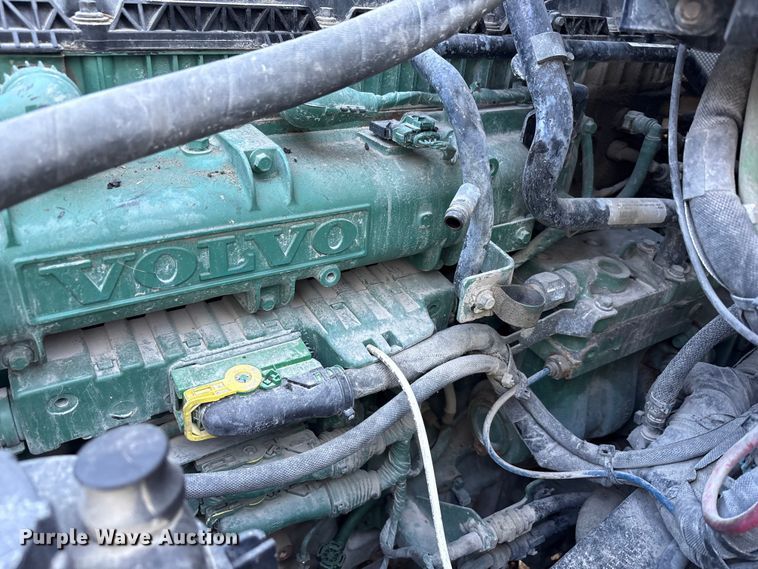 image for item YA1040 2019 Volvo VNL semi truck