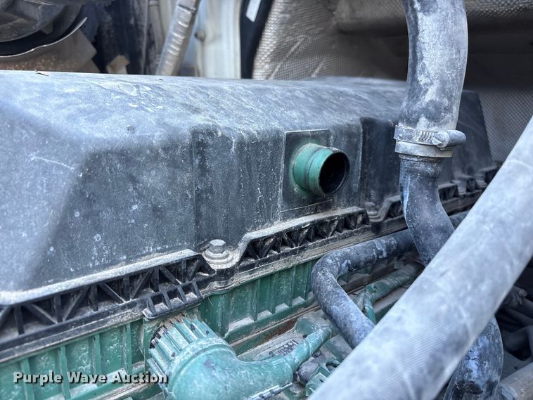 image for item YA1040 2019 Volvo VNL semi truck