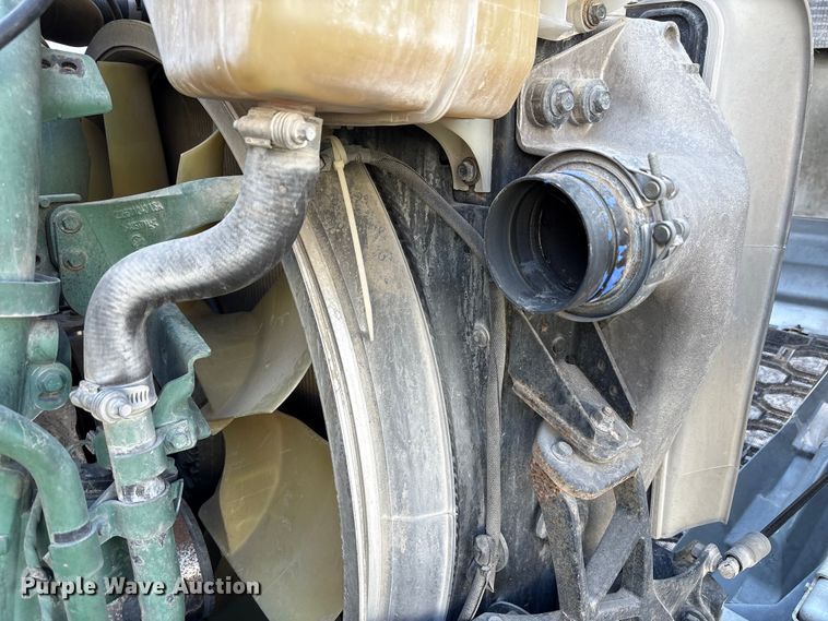 image for item YA1040 2019 Volvo VNL semi truck