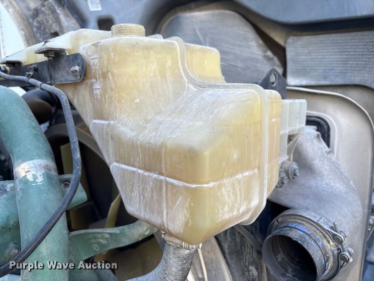 image for item YA1040 2019 Volvo VNL semi truck