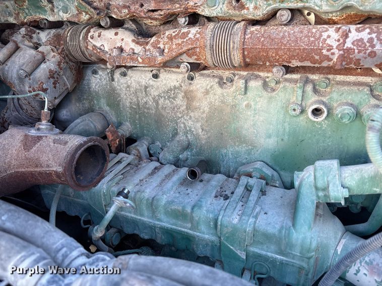 image for item YA1040 2019 Volvo VNL semi truck